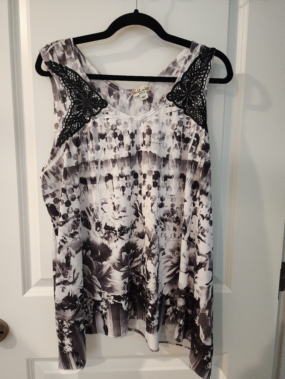 World Unity Size 0x Black & White Floral Lace-Shoulder Tank Top.